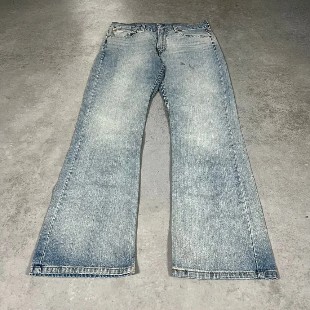 Levis waist 32
